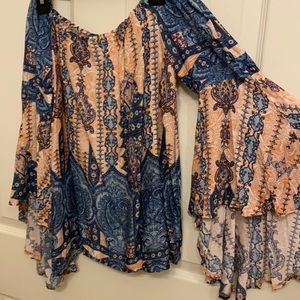 Floral off-shoulder top. Size XS.